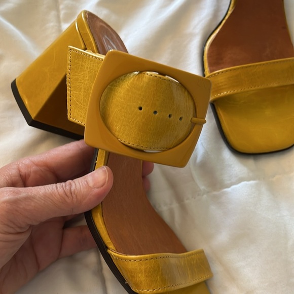 L'intervalle Blocked Heel Sandals. Mustard color Size 38 Euro Size 7.5 US. - Picture 3 of 13